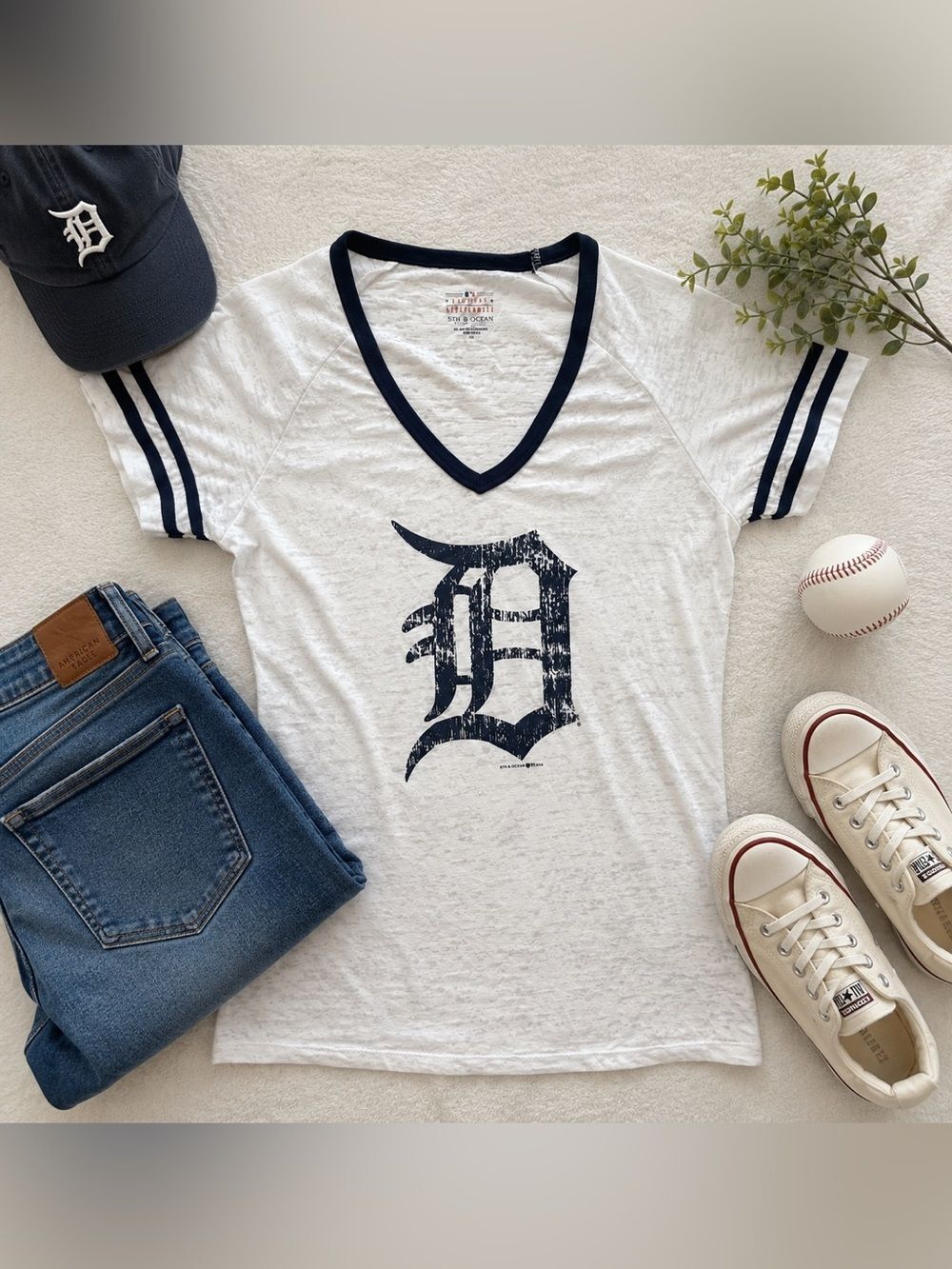 Detroit Tigers 5th & Ocean Burnout V-Neck T-Shirt NWT Women’s Medium